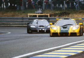 Two McLaren F1 GTR (1995): the yellow-green Harrods F1 GTR in front of the overall winner with number #59