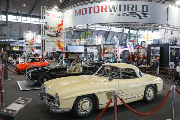 Zwei Mercedes-Benz 300 SL von HK Engineering, gezeigt auf dem Motorworld Stand in Halle 1 - 24. Retro Classics Stuttgart 2025
