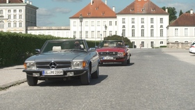 Zwei Mercedes-Benz der R107-Baureihe rollen an, ein 280 SL und ein 560 SL