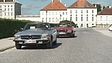 Zwei Mercedes-Benz der R107-Baureihe rollen an, ein 280 SL und ein 560 SL (© Thorsten Link, 2023) Zwei Mercedes-Benz der R107-Baureihe rollen an, ein 280 SL und ein 560 SL (© Thorsten Link, 2023)