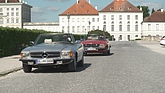 Zwei Mercedes-Benz der R107-Baureihe rollen an, ein 280 SL und ein 560 SL