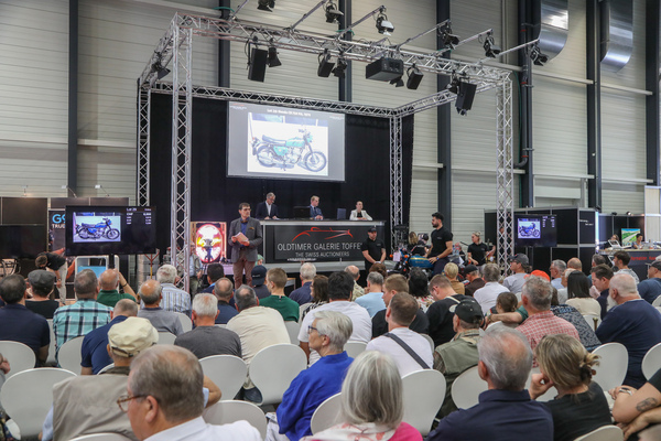 Bild: Zwei Motorräder wurden versteigert - Swiss Classic World Versteigerung der Oldtimer Galerie Toffen in Luzern am 3. Juni 2023