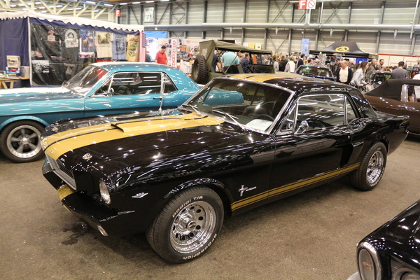Zwei Mustangs zum Besitzen - Oldtimer- und Teilemarkt Fribourg 2019