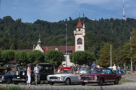 Zwei Pagoden stehen stolz vor dem Albisgütli - Albisgütli Classic Cars & Bikes August 2022