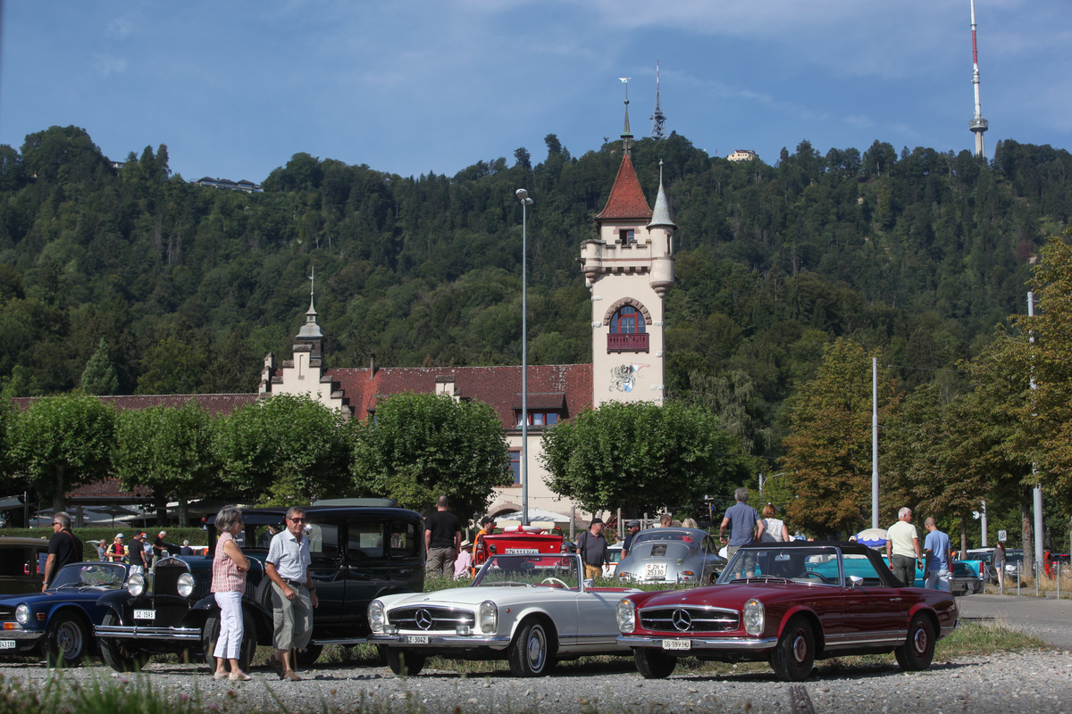 Zwei Pagoden stehen stolz vor dem Albisgütli - Albisgütli Classic Cars & Bikes August 2022