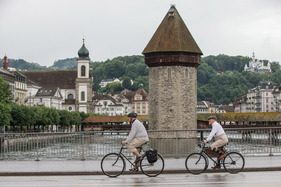Zwei Philosophien der Kopfbedeckung: mal historisch korrekt, mal sicher – Luzern to Basel Veteran Run 2024
