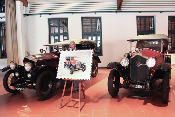 Bild: Zwei PicPic R2 vereint mit Briefmarke - vermutlich das einzige Mal im ganzen Jahrhundert - Lancierung der vier Schweizer Briefmarken im Emil Frey Classic Center