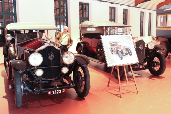 Bild Zwei PicPic R2 vereint mit Briefmarke - vermutlich das einzige Mal im ganzen Jahrhundert - Lancierung der vier Schweizer Briefmarken im Emil Frey Classic Center