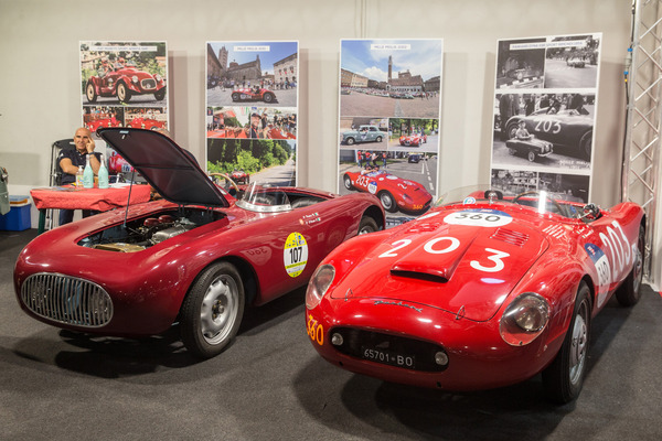 Zwei Rennsportwagen mit motorsportlicher Vergangenheit, rechts ein Panhard - Auto e Moto d'Epoca 2022