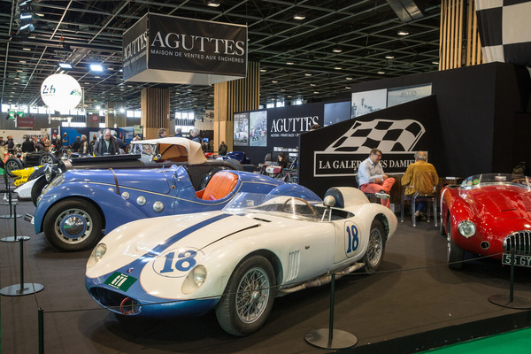 Zwei Sportwagen von Osca bei einem Händler - Rétromobile Paris 2022