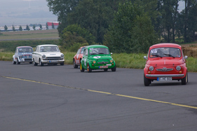 Bild Zwei Steyr Puch 650 im Kurvenkampf, gefolgt von Porsche 911, Lotus Cortina und Abarth - Historisches Flugplatzrennen Kassel Calden