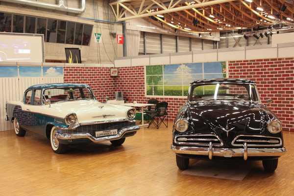 Bild Zwei Studebaker-Limousinen auf dem Clubstand - OTM Fribourg 2015