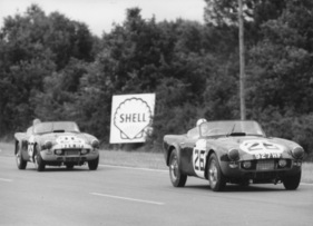 Zwei Triumph TRS auf der Hunaudières in Le Mans 1961