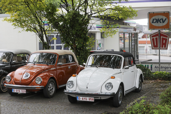 Zwei VW 1303 Cabriolets aus Belgien - Internationales Käfer-Cabrio-Treffen von Deutschland 2025