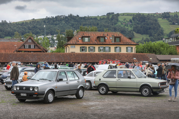 Zwei VW-Golf-Generationen - Oldtimer Sunday Morning Treffen Zug am 6. August 2023