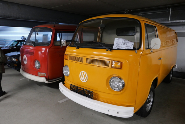Zwei VW T2: ein Kastenwagen von 1977 mit frischem TÜV und aus 2. Hand, angeboten für 14'900, und ein Bus als Restaurierungsobjekt für 8500 Euro – Bremen Classic Motorshow 2025