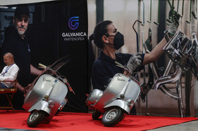 Zwei Vespa werben für einen Restaurierer - 42. Auto e Moto d'Epoca 2025