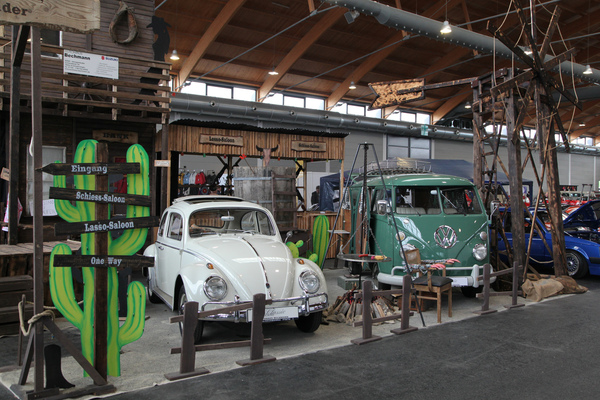 Zwei Volkswagen (Käfer und Typ 2) vom Autohaus Bechmann - Motorworld Classics Bodensee 2019