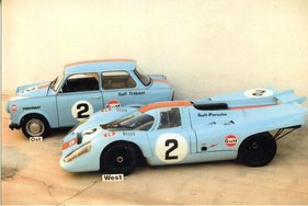 Zwei echte Autos: Trabi Rennpappe als Vertreter Ost und ex-Rodriguez Porsche 917 als Vertreter West