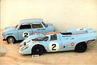 Zwei echte Autos: Trabi Rennpappe als Vertreter Ost und ex-Rodriguez Porsche 917 als Vertreter West