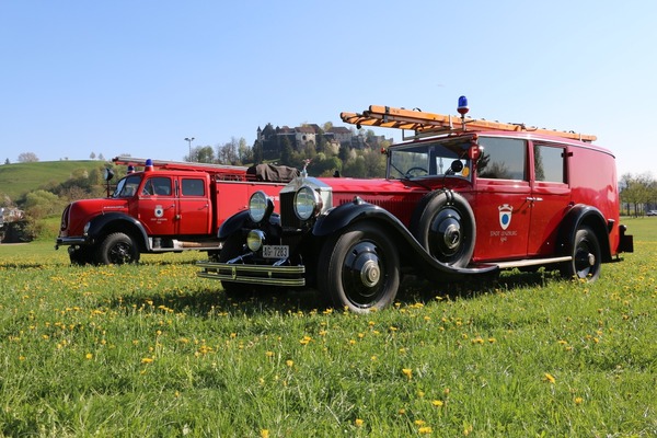 Bild: Zwei historische Feuerwehrwagen an der DolderClassics