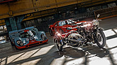 Bild: Zwei legendäre Rennwagen und ein Motorrad