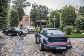 Zwei luftgekühlte Porsche-Turbo-Generationen - Modell 1989 (933) und 1990 (964) - im Hintergrund der wassergekühle Nachfolger