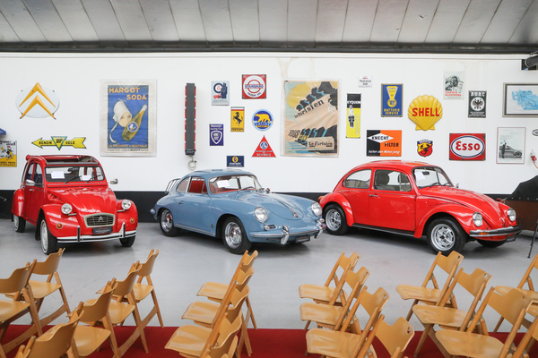 Zwei rote Volksautos (2 CV und Käfer Mexico) und ein blauer Porsche 356 - Versteigerung Oldtimer Galerie Toffen am 23. März 2024