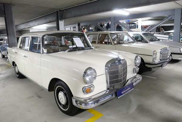 Zwei unrestaurierte Mercedes-Benz 200: ein W115 von 1969 für 19'900 Euro (hinten) und ein W110 von 1967 aus 2. Hand mit 131'000 Kilometern für 18'900 Euro – Bremen Classic Motorshow 2025