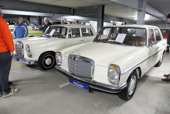 Zwei unrestaurierte Mercedes-Benz 200: ein W115 von 1969 für 19'900 Euro (vorne) und ein W110 von 1967 aus 2. Hand mit 131'000 Kilometern für 18'900 Euro – Bremen Classic Motorshow 2025