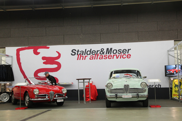 Bild: Zweimal Alfa Romeo Giulietta bei Stalder & Moser - links Spider, rechts Berlina - Oldtimermesse St. Gallen 2018