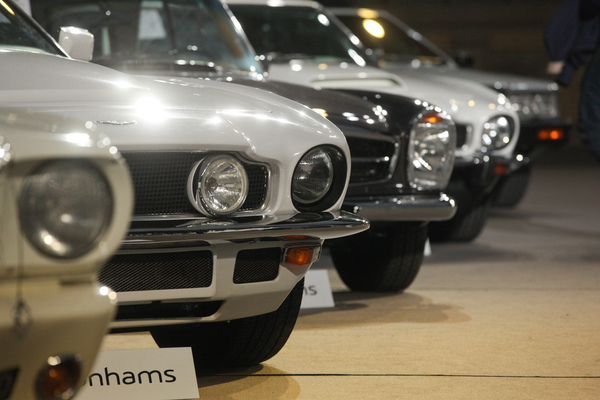Bild Zweimal Aston Martin V8 zwischen anderen Klassikern - Bonhams-Auktion im Grand Palais in Paris am 4. Februar 2016