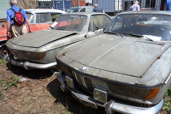 Zweimal BMW 2000 CS, einmal aus dem Jahr 1968 (links) und einmal aus dem Jahr 1969 (rechts) - Palmen Scheunenfund-Sammlung