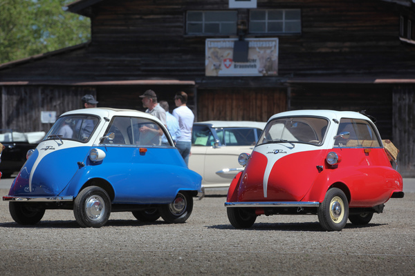 Bild: Zweimal BMW Isetta 300 - man beachte die unterschiedlichen Hinterradaufhängungen - Oldtimer Sunday Morning am 2. Juni 2019