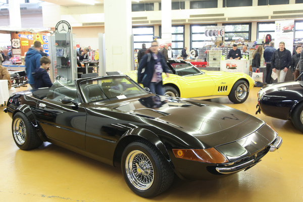 Zweimal Chevrolet Corvette, im Vordergrund mit Ferrari-Daytona-Karosserie wie in der Fernsehserie Miami Vice, im Hintergrund C3 - Oldtimermesse St. Gallen am 30. Oktober 2016