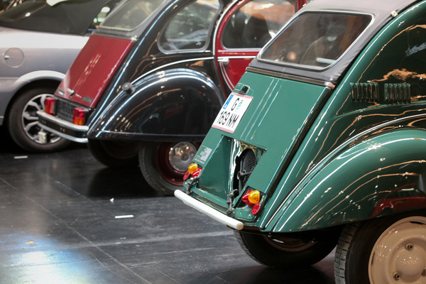 Zweimal Citroën 2 CV, einmal mit zwei (Sahara), einmal mit einem Motor - Classic Expo Salzburg 2019