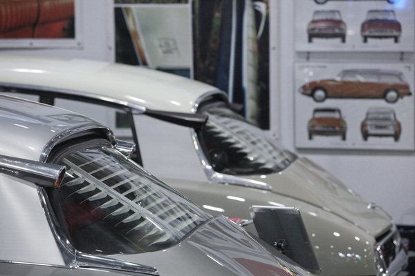 Zweimal Citroën DS mit Heckjalousie der Firma Gradulux - Bremen Classic Motorshow 2019