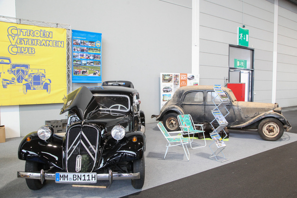 Zweimal Citroën Légère / Traction Avant auf dem Clubstand, könnte fast ein Nachher-Vorher-Vergleich sein - Motorworld Classics Bodensee 2022