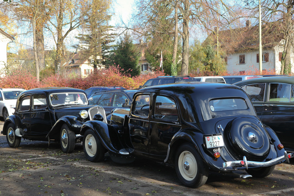 Bild Zweimal Citroën Traction Avant draussen vor den Toren der Halle - Oldtimer- und Teilemarkt Winterthur 12./13. November 2016