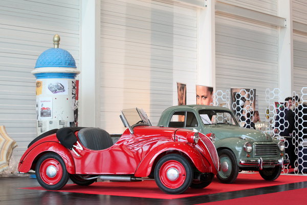 Zweimal Fiat 500, einmal als Weinsberg-Roadster, einmal als klassischer Topolino - Retro Classics Bavaria 2019