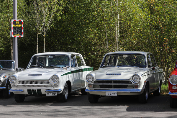 Zweimal Ford Cortina, beschriftet als Consul und mit Lotus-Look - British Car Meeting Motorworld Kemptthal 2025