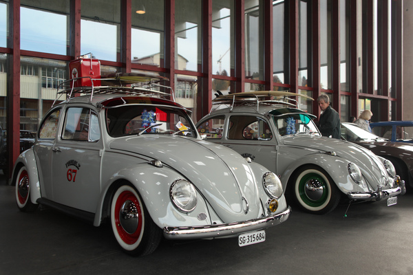 Image: Two Beetles from the six-cylinder years, two lowered versions - Oldtimermesse St. Gallen 2015