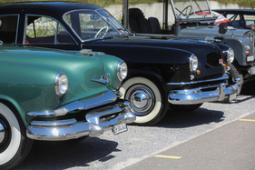 Zweimal Kaiser - Aerodynamik-Look der Fünfzigerjahre - Older Classics August 2024