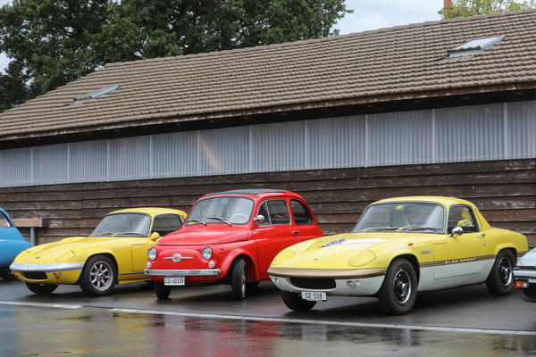 Bild Zweimal Lotus Elan, dazwischen ein Fiat 500 - Oldtimer Sunday Morning Treffen Zug am 6. August 2023