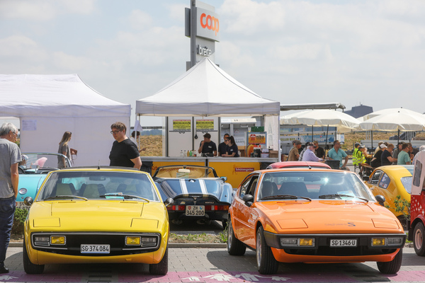 Zweimal Matra-Simca Bagheera - links ein Modell von 1974, rechts eine modellgepflegte Version von 1977 - Fantastic Plastic in Rickenbach 2023