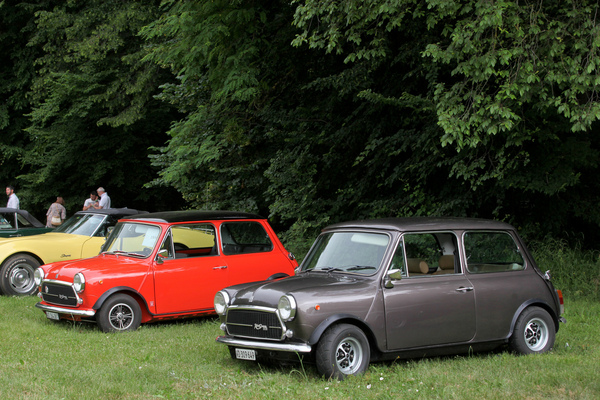 Zweimal Mini in Braun und Orange - Concours d'Elégance Suisse "spéciale" 2021 in Coppet