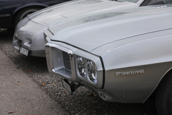 Zweimal Pontiac / bezüglich Farbe sind sie sich einig, bezüglich Design eher nicht - FNA Jahrestreffen 2025