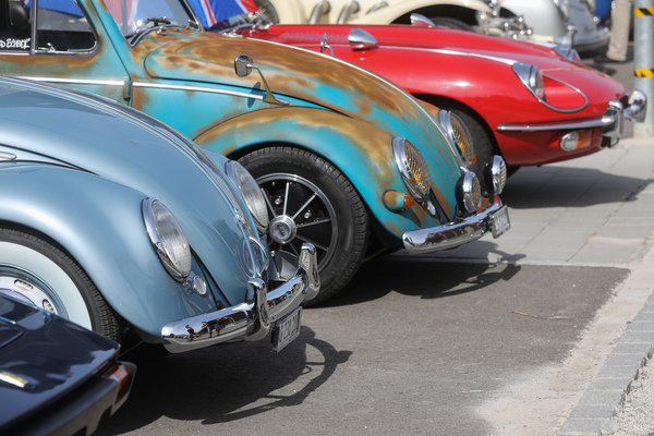 Zweimal VW Käfer in sehr unterschiedlicher Aufmachung - 6. Lägern Classic 2023