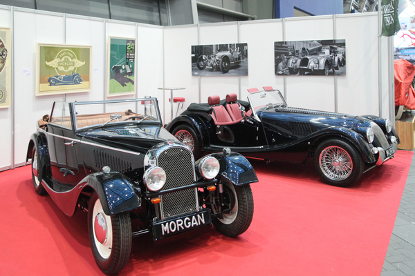 Zweimal Vierzylinder-Morgan - man sieht auf dem Clubstand, wie sich die Kühlerform gewandelt hat (Techno Classica 2017)