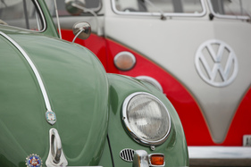Zweimal Volkswagen - einmal Käfer, einmal VW-Bus - OSMT Zug September 2015 Zweimal Volkswagen - einmal Käfer, einmal VW-Bus - OSMT Zug September 2015